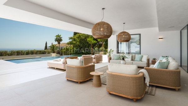 Neu gebaute Luxusvilla mit panoramischem Meerblick zum Verkauf in Elviria, Marbella Ost