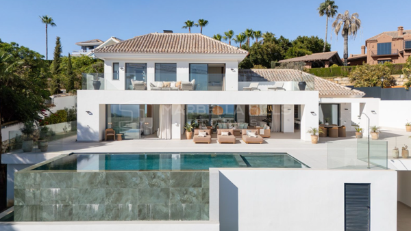 Neu gebaute Luxusvilla mit panoramischem Meerblick zum Verkauf in Elviria, Marbella Ost