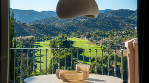 Casa adosada totalmente reformada en primera línea de golf en venta en Benahavís