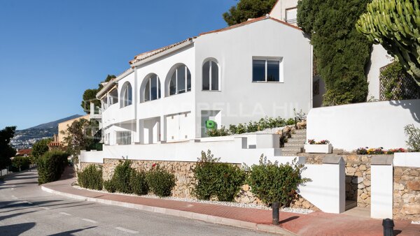 Renovierte Doppelhaushälfte mit Meerblick zum Verkauf in La Campana, Nueva Andalucía