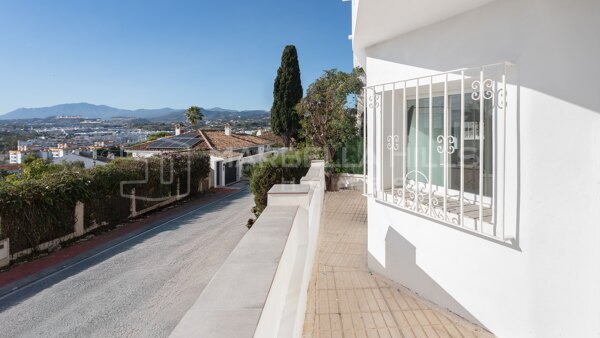 Renovierte Doppelhaushälfte mit Meerblick zum Verkauf in La Campana, Nueva Andalucía