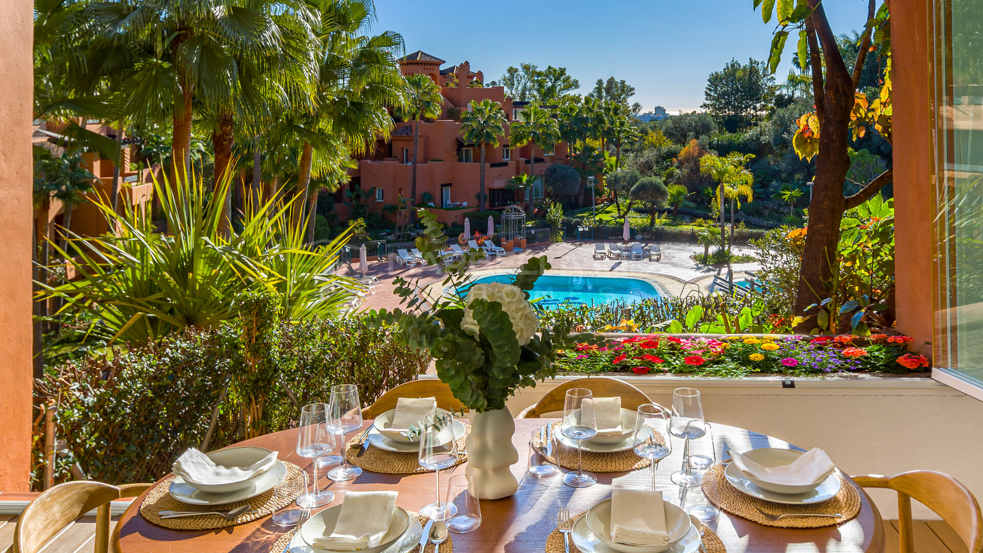 Ground floor 4 bedroom apartment with investment potential in La Cerquilla, Nueva Andalucía