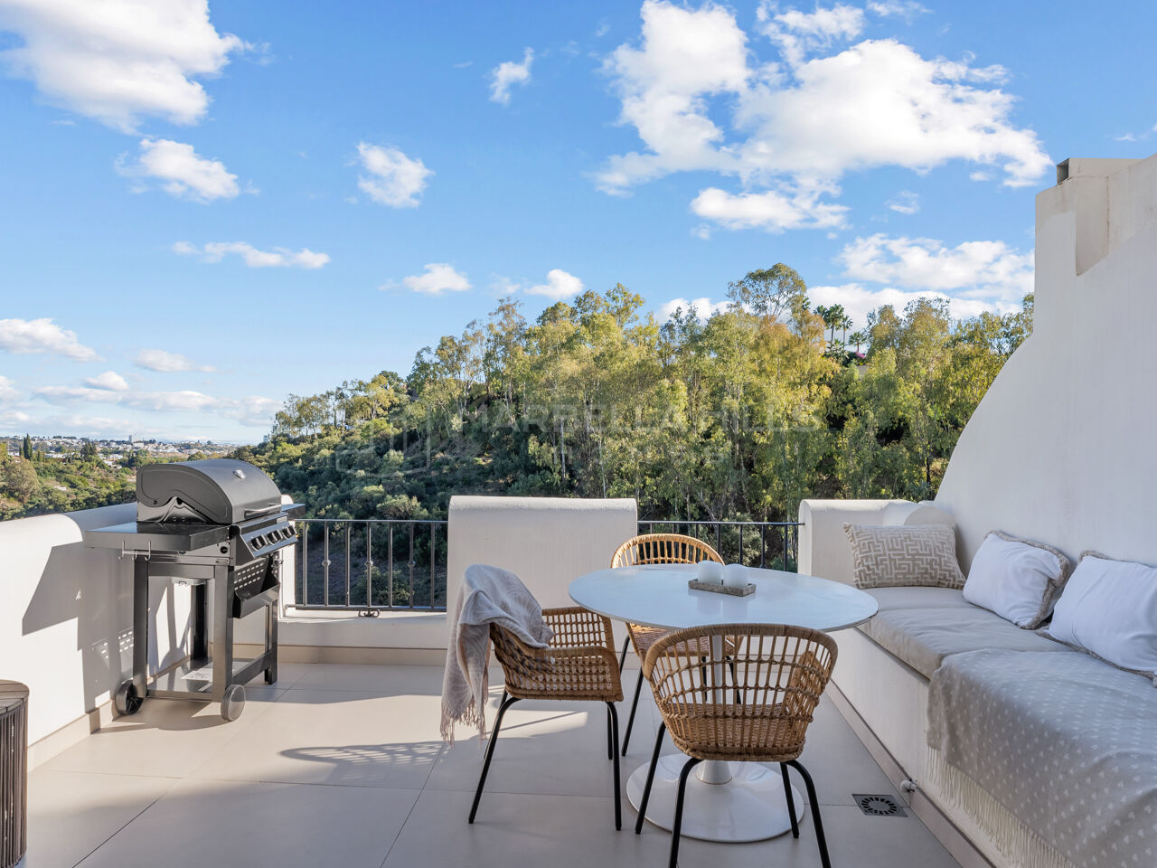 Renovated three bedroom apartment with panoramic views in Benahavís