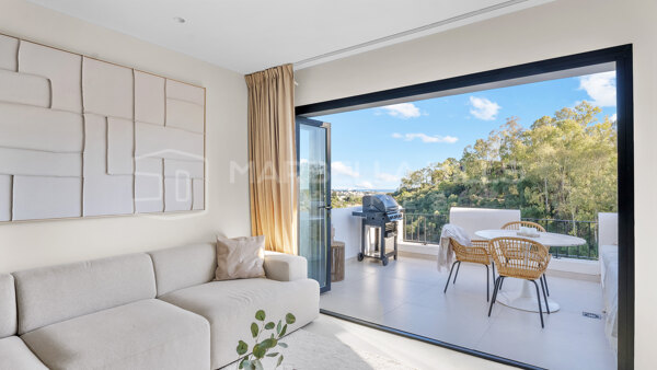 Appartement rénové de trois chambres avec vues panoramiques à Benahavís