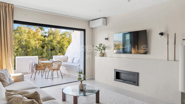 Appartement rénové de trois chambres avec vues panoramiques à Benahavís