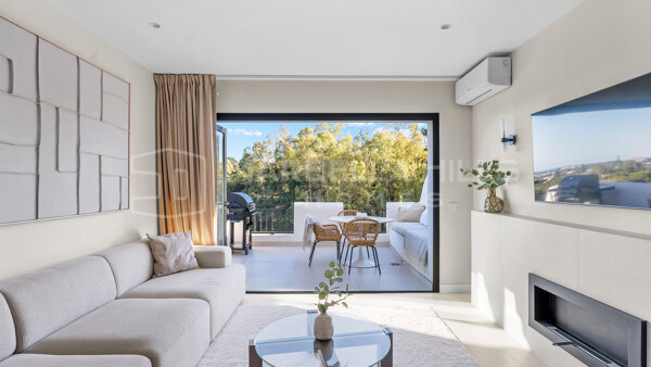 Appartement rénové de trois chambres avec vues panoramiques à Benahavís