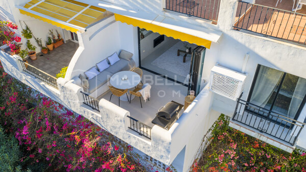 Appartement rénové de trois chambres avec vues panoramiques à Benahavís