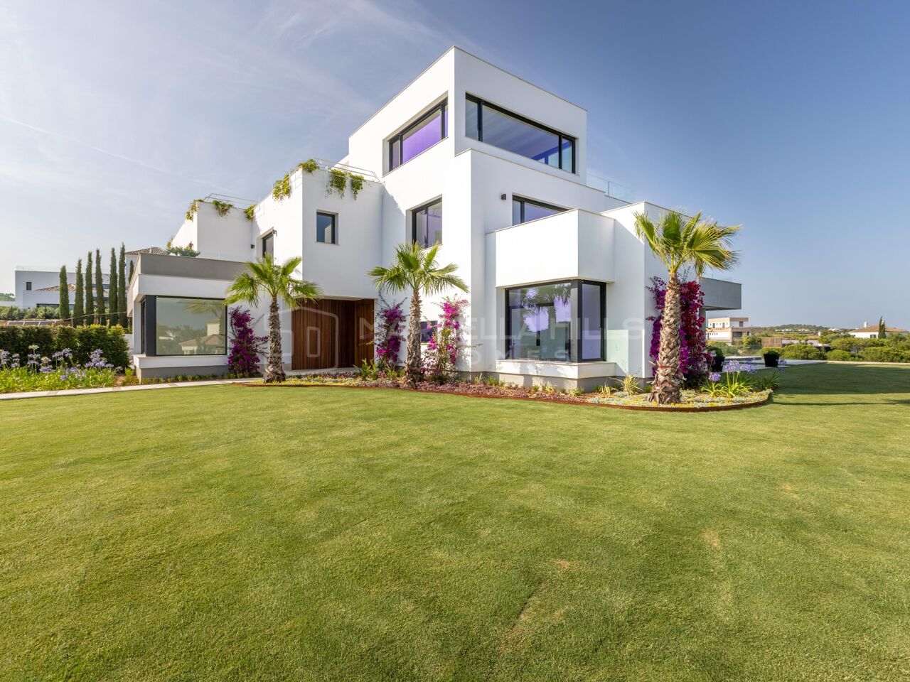 Excepcional villa contemporánea de lujo de 8 dormitorios en Sotogrande Alto con vistas al golf y al mar