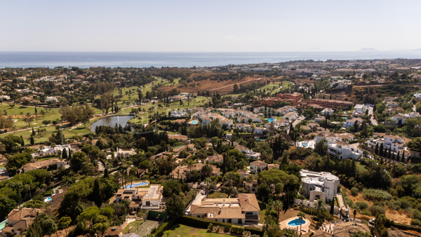 Villa à vendre à El Paraíso Alto Benahavís – Élégante villa andalouse avec vue sur la mer