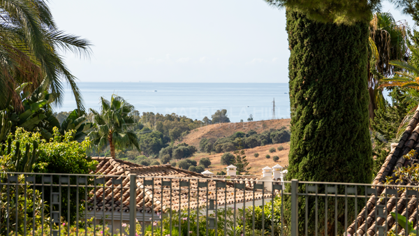 Villa à vendre à El Paraíso Alto Benahavís – Élégante villa andalouse avec vue sur la mer