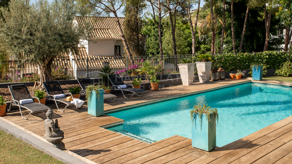 Villa à vendre à El Paraíso Alto Benahavís – Élégante villa andalouse avec vue sur la mer
