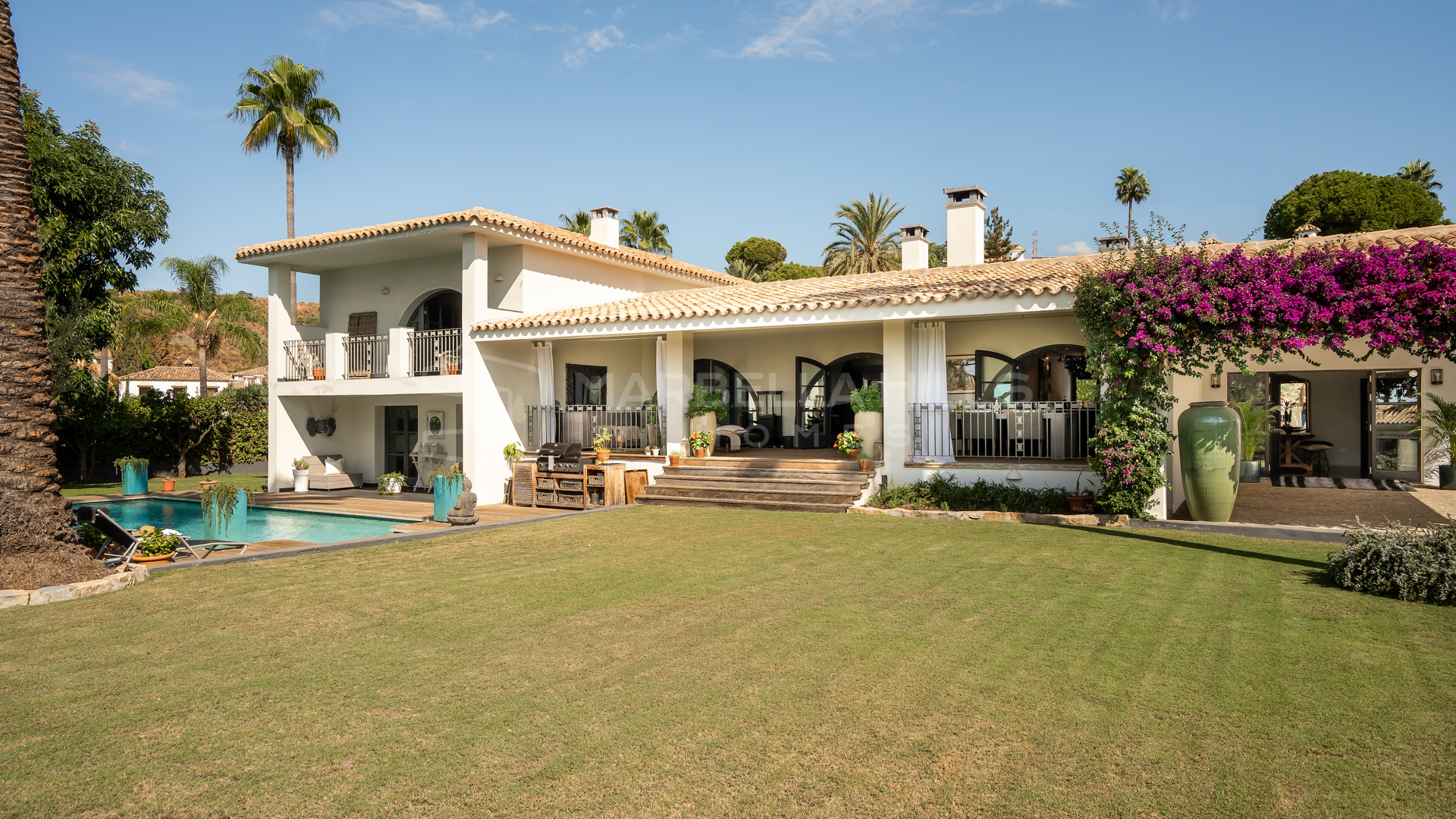 Villa à vendre à El Paraíso Alto Benahavís – Élégante villa andalouse avec vue sur la mer
