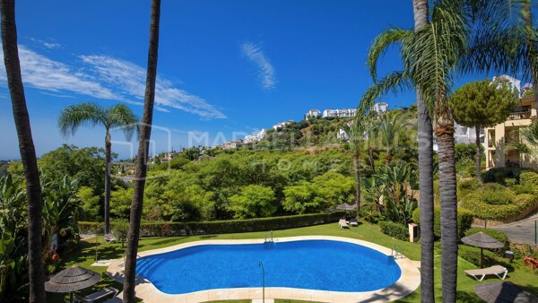 Appartement d’angle avec vue sur la mer à vendre à Los Arqueros, Benahavís