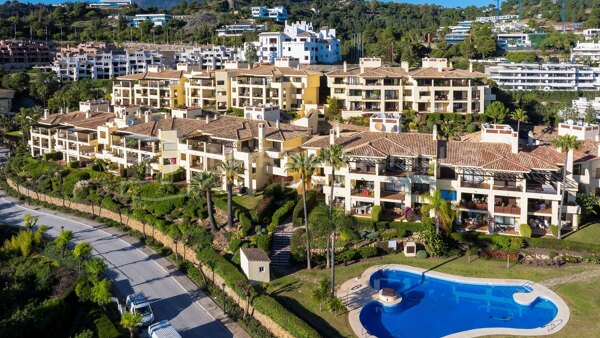 Appartement d’angle avec vue sur la mer à vendre à Los Arqueros, Benahavís