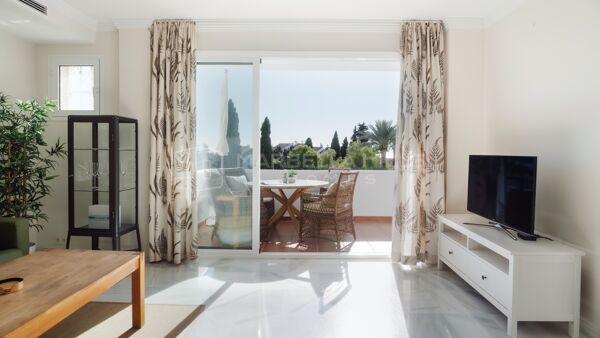 Apartamento con vistas al mar en venta en Royal Gardens, Nueva Andalucía