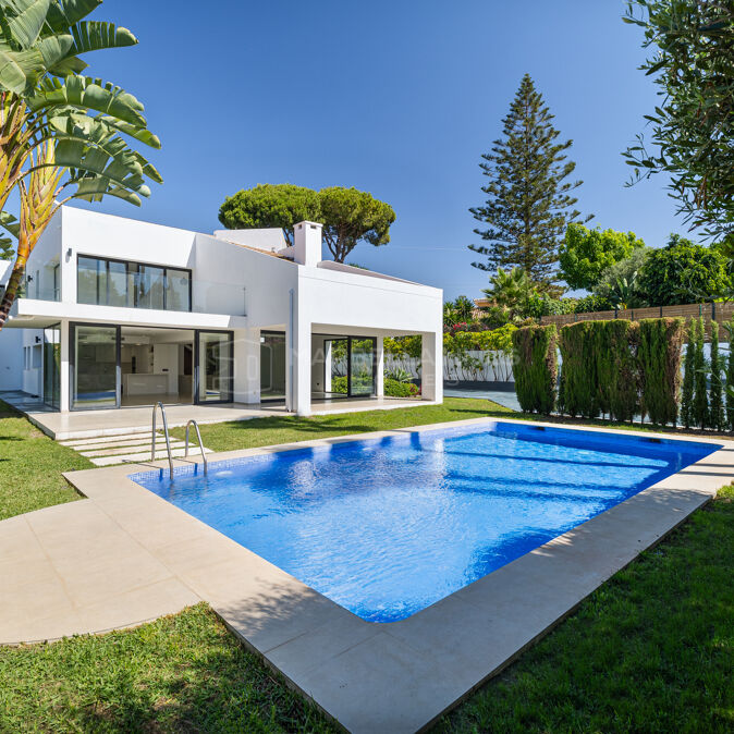 Villa moderna de 4 dormitorios en venta en Alta Vista, San Pedro de Alcántara
