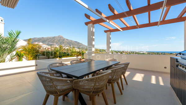 Penthouse Duplex de Luxe avec Piscine Privée et Vues Panoramiques sur la Mer à Nueva Andalucía