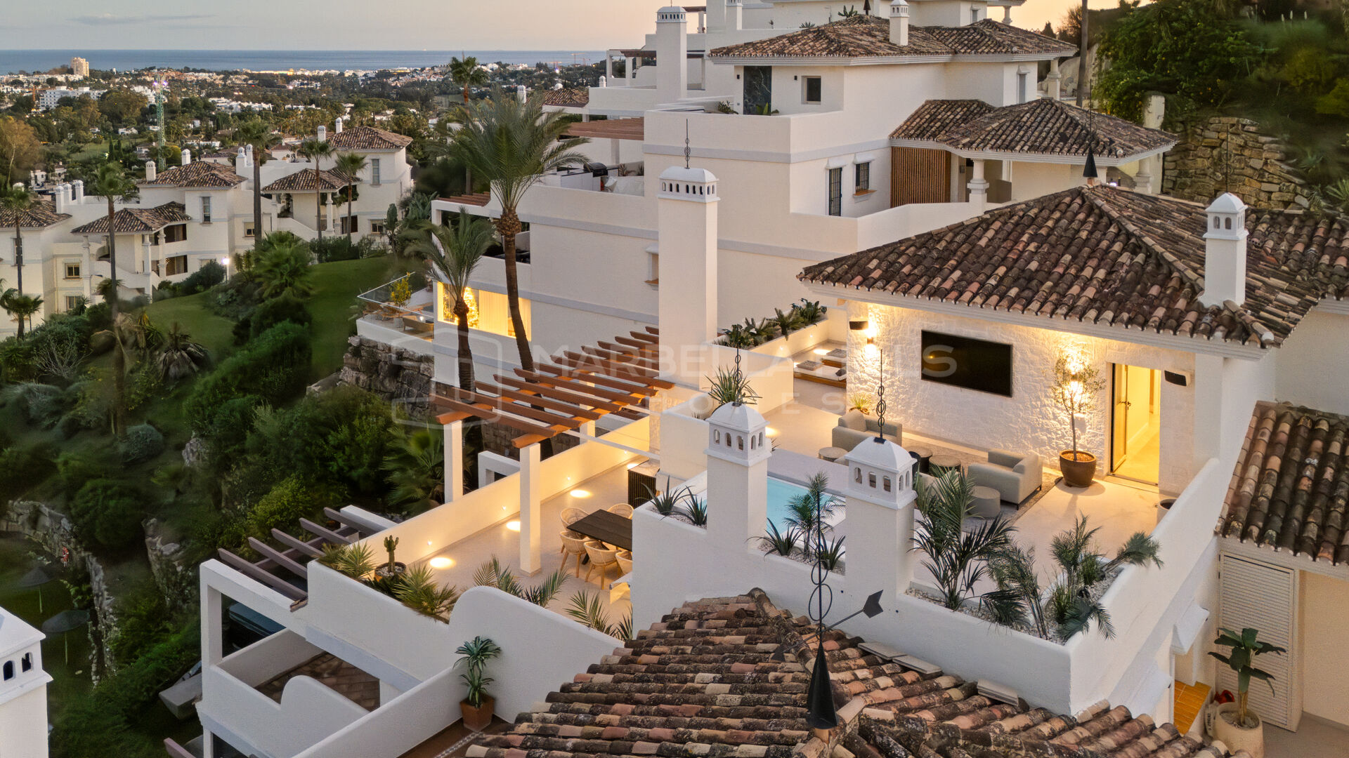 Ático Dúplex de Lujo con Piscina Privada y Vistas Panorámicas al Mar en Nueva Andalucía
