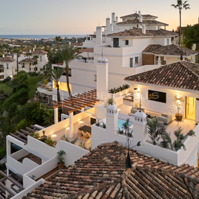 Penthouse Duplex de Luxe avec Piscine Privée et Vues Panoramiques sur la Mer à Nueva Andalucía