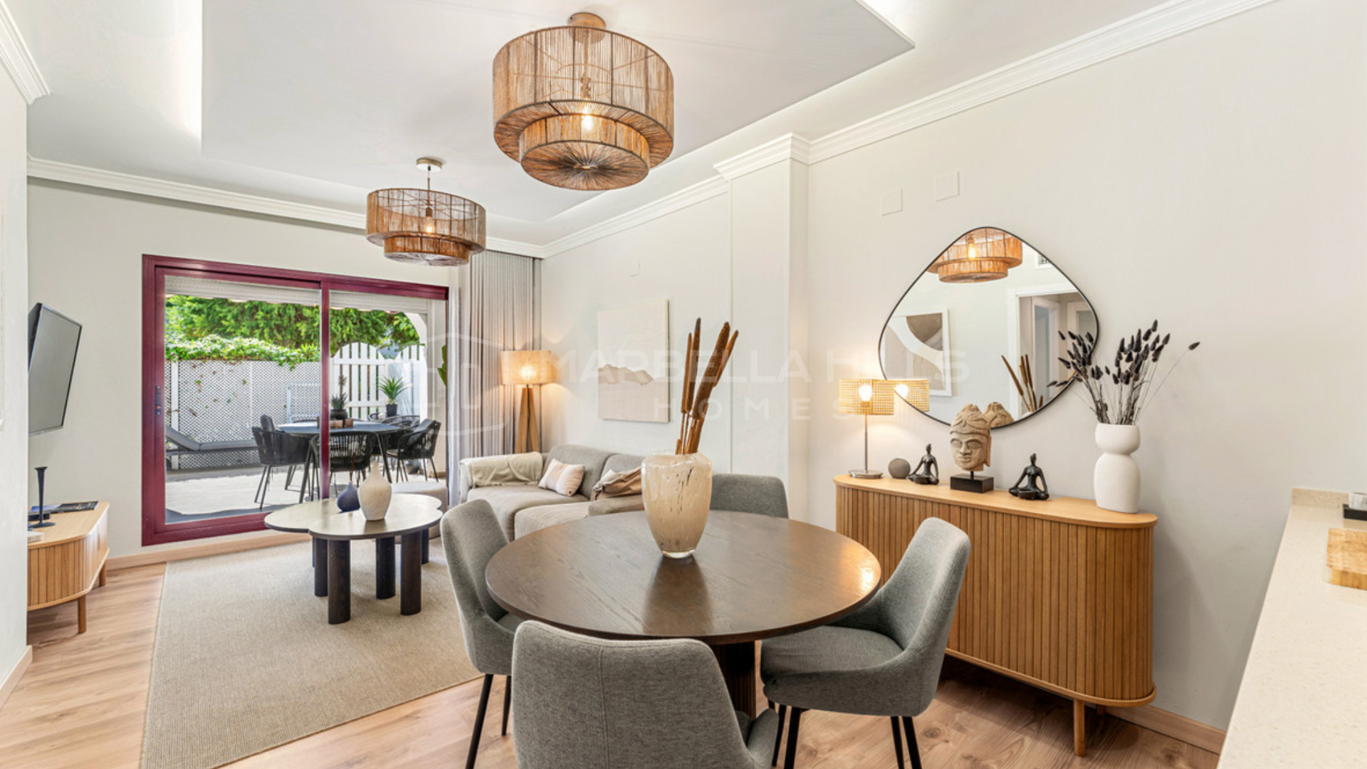 Beachside Ground Floor Apartment with Garden Access in San Pedro de Alcántara