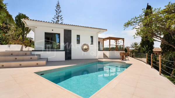 Villa reformada con vistas al mar en venta en Elviria, Marbella Este