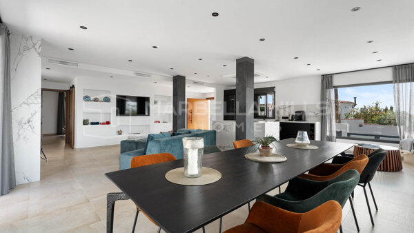 Villa reformada con vistas al mar en venta en Elviria, Marbella Este