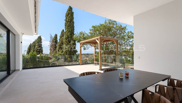 Villa reformada con vistas al mar en venta en Elviria, Marbella Este