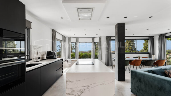 Villa reformada con vistas al mar en venta en Elviria, Marbella Este