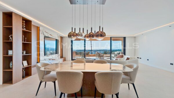 Apartamento de lujo completamente reformado con vistas panorámicas al mar en Magna Marbella, Nueva Andalucía