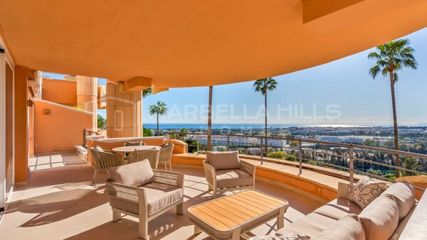 Apartamento de lujo completamente reformado con vistas panorámicas al mar en Magna Marbella, Nueva Andalucía