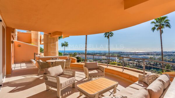 Luxury Fully Renovated Apartment with Panoramic Sea Views in Magna Marbella, Nueva Andalucía