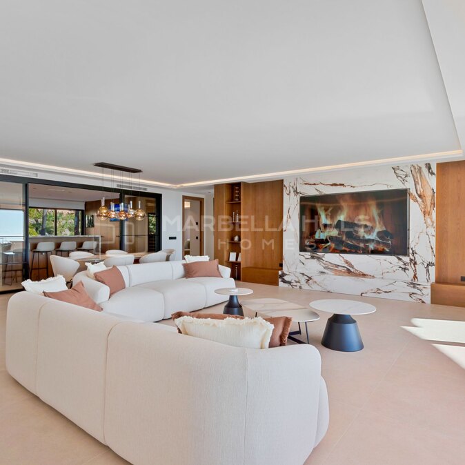Luxury Fully Renovated Apartment with Panoramic Sea Views in Magna Marbella, Nueva Andalucía