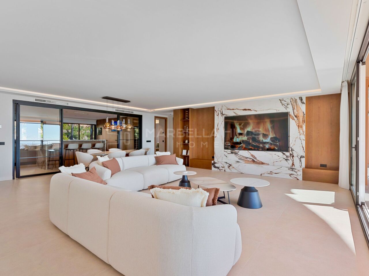Apartamento de lujo completamente reformado con vistas panorámicas al mar en Magna Marbella, Nueva Andalucía