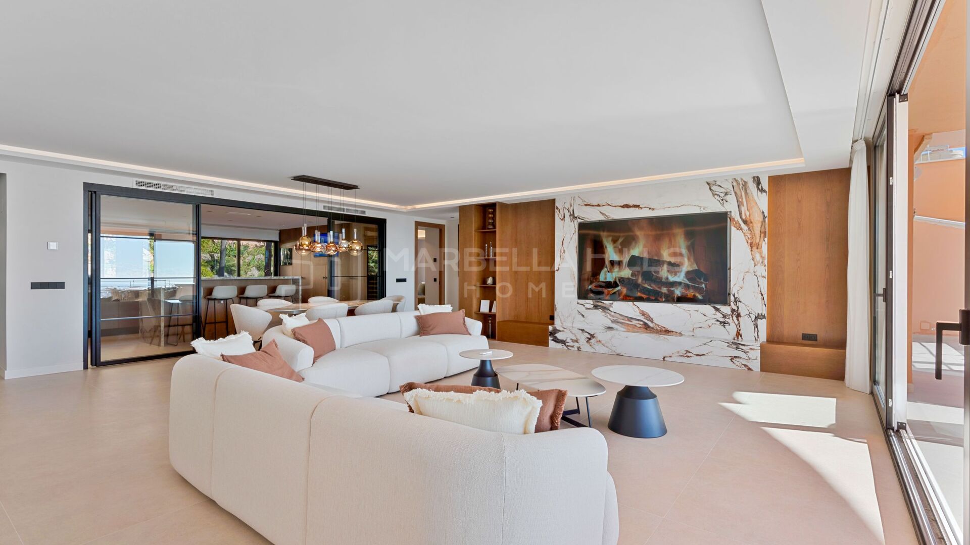 Luxury Fully Renovated Apartment with Panoramic Sea Views in Magna Marbella, Nueva Andalucía