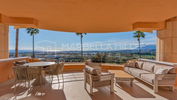 Apartamento de lujo completamente reformado con vistas panorámicas al mar en Magna Marbella, Nueva Andalucía
