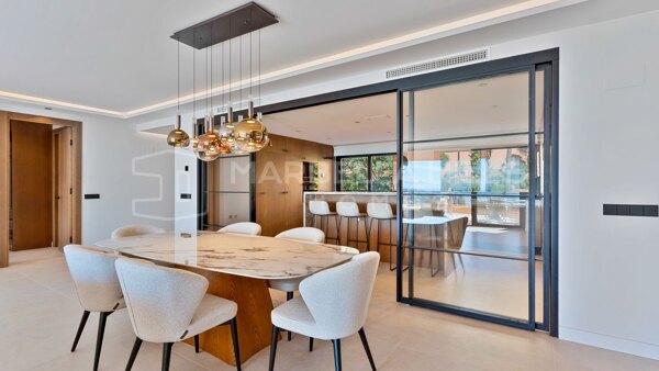 Apartamento de lujo completamente reformado con vistas panorámicas al mar en Magna Marbella, Nueva Andalucía