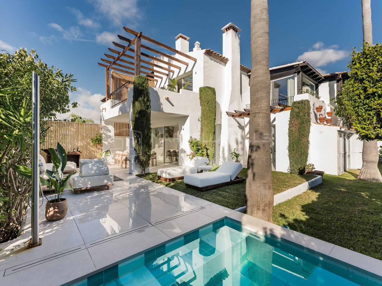 Villa mitoyenne de luxe à Altos de Puente Romano, Marbella | Résidence rénovée sur la Golden Mile près du Puente Romano Resort