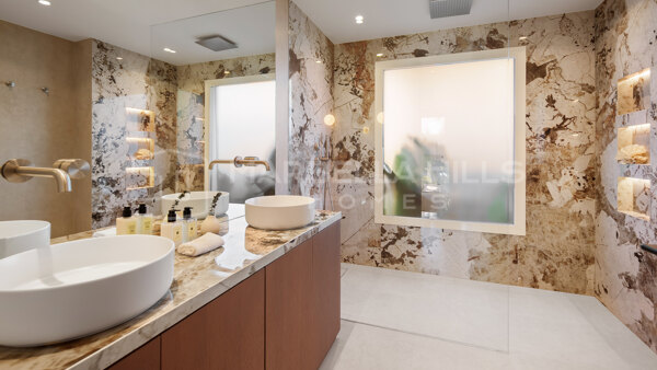 Villa mitoyenne de luxe à Altos de Puente Romano, Marbella | Résidence rénovée sur la Golden Mile près du Puente Romano Resort