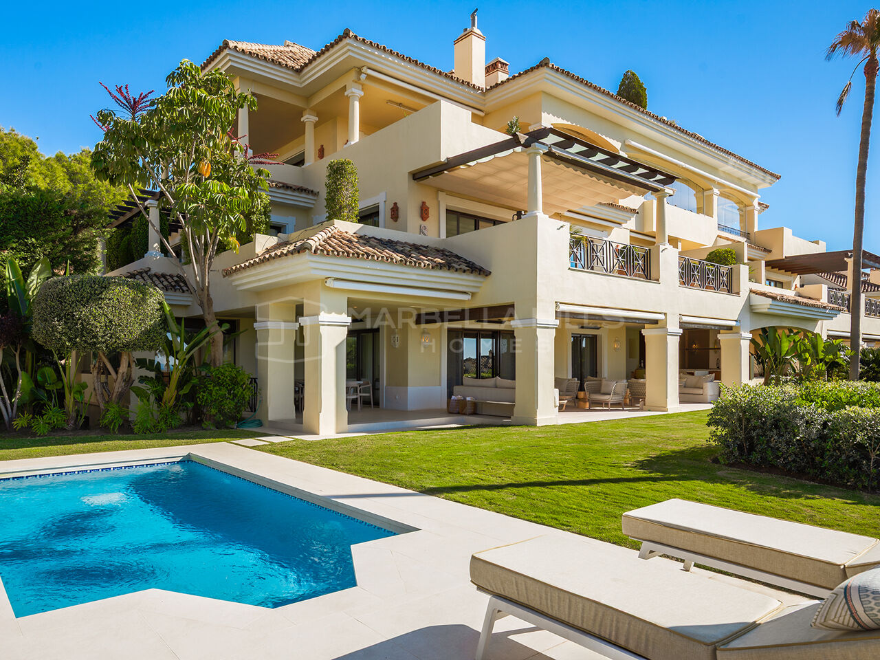 Luxury Garden Apartment with Private Pool in Aloha Park, Nueva Andalucía