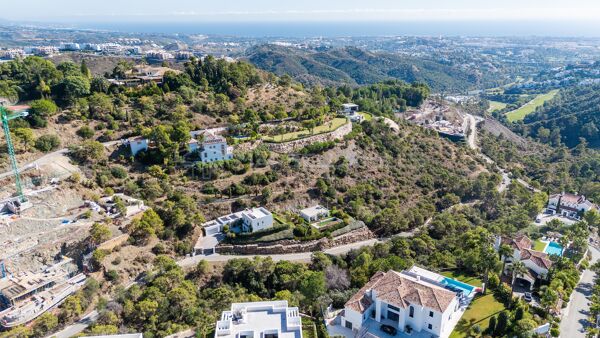 Modern Mediterranean Villa for Sale in El Madroñal, Benahavís – Sea & Mountain Views