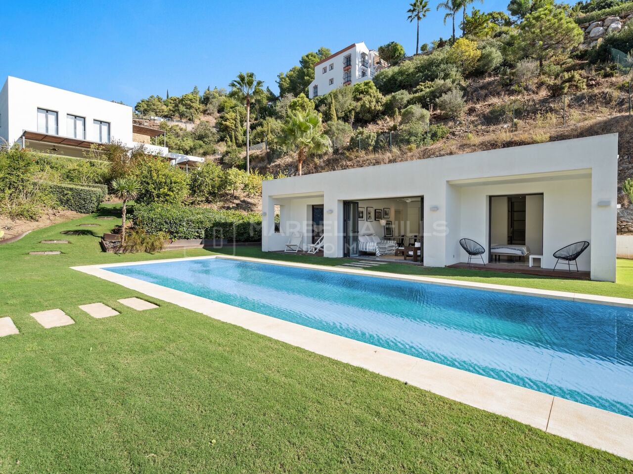 Moderne mediterrane Villa zum Verkauf in El Madroñal, Benahavís – Meer- und Bergblick