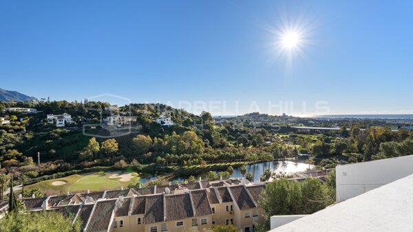 Penthouse Contemporain avec Vue Mer et Toit-Terrasse Privé à La Quinta, Benahavís