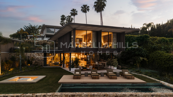 Contemporary luxury villa with sea views in La Cerquilla, Nueva Andalucía