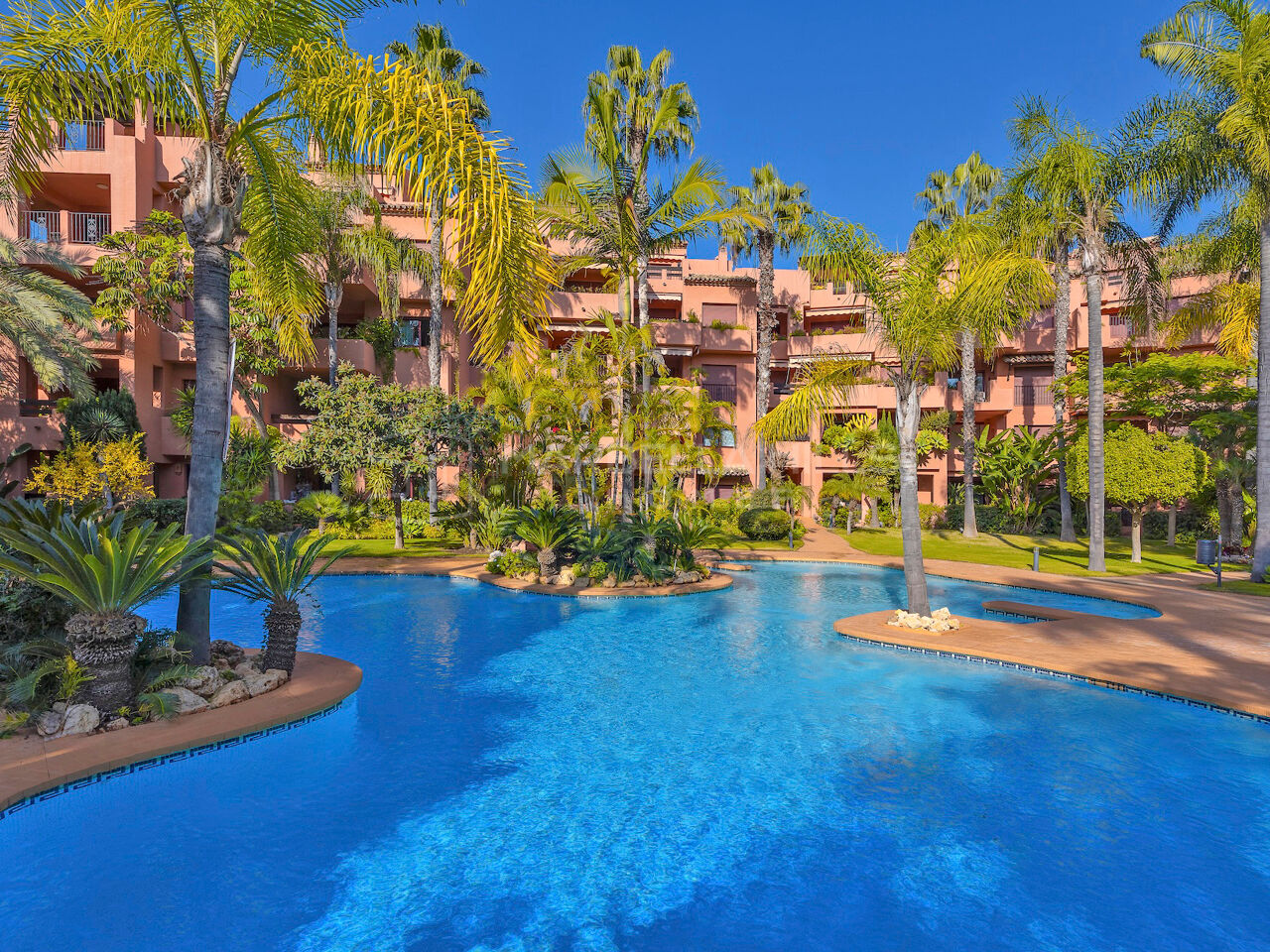 Beachfront Apartment for Sale in Alicate Playa, Marbella East – Prime beachfront Location