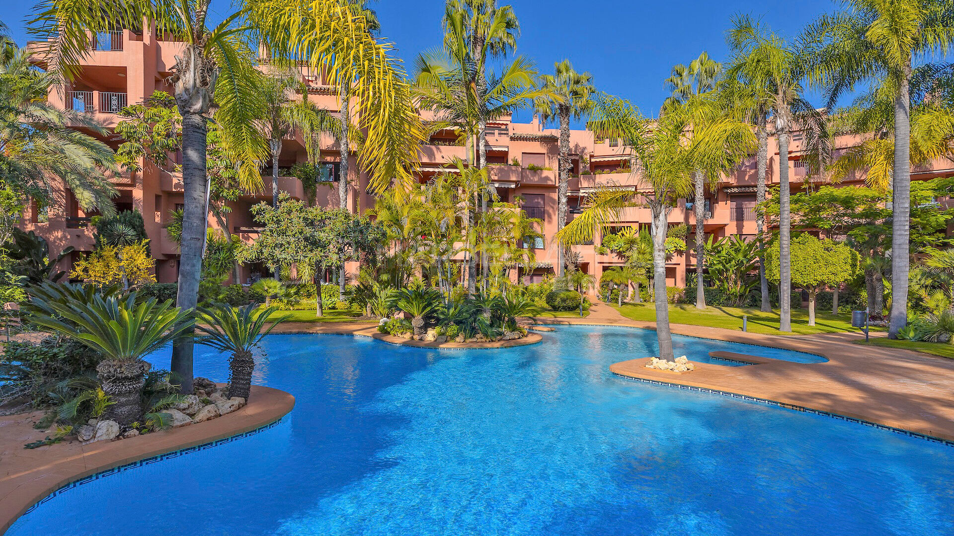 Apartamento en Primera Línea de Playa en Venta en Alicate Playa, Marbella Este