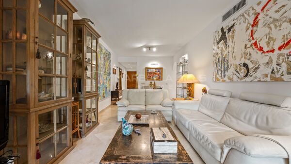 Apartamento en Primera Línea de Playa en Venta en Alicate Playa, Marbella Este