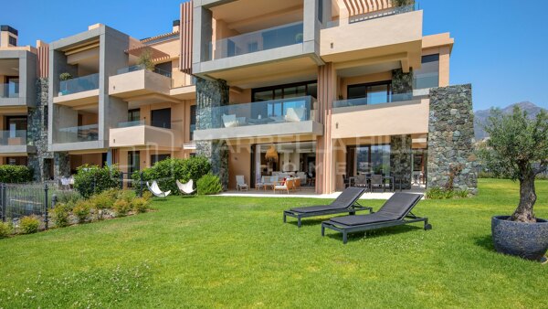 Corner Ground Floor Apartment with 400 m² Private Garden for Sale in Real de La Quinta, Benahavís