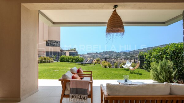 Corner Ground Floor Apartment with 400 m² Private Garden for Sale in Real de La Quinta, Benahavís