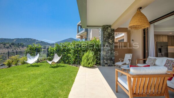 Corner Ground Floor Apartment with 400 m² Private Garden for Sale in Real de La Quinta, Benahavís