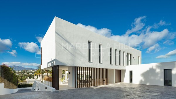 Contemporary Luxury Villa for Sale in El Paraíso Medio, Estepona – Close to Marbella